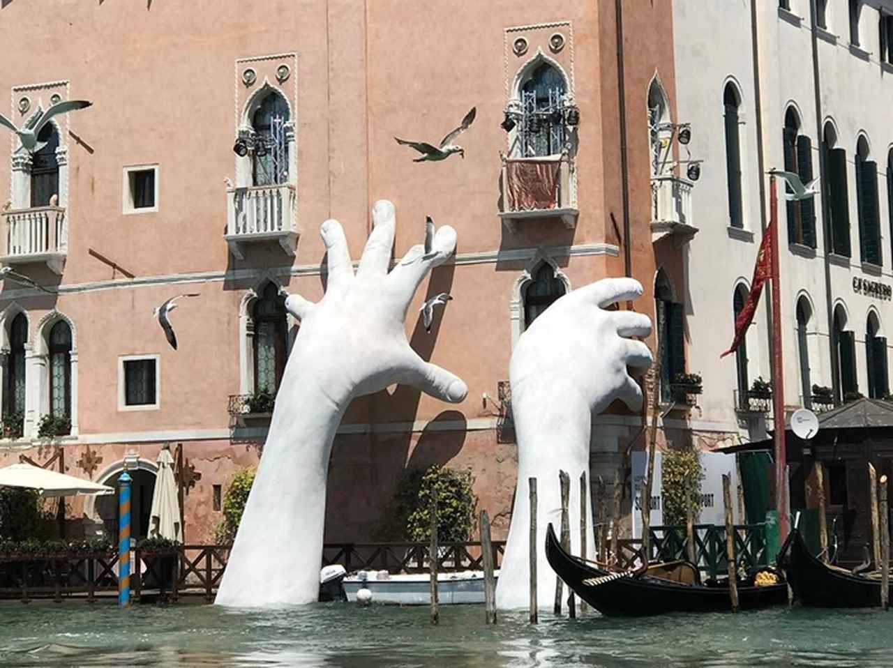 水面から巨大な手が！あなたはこの「手」に込められたメッセージに気付ける？