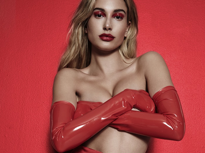 ヘイリー・ボールドウィン、トップレス手ブラで悩殺