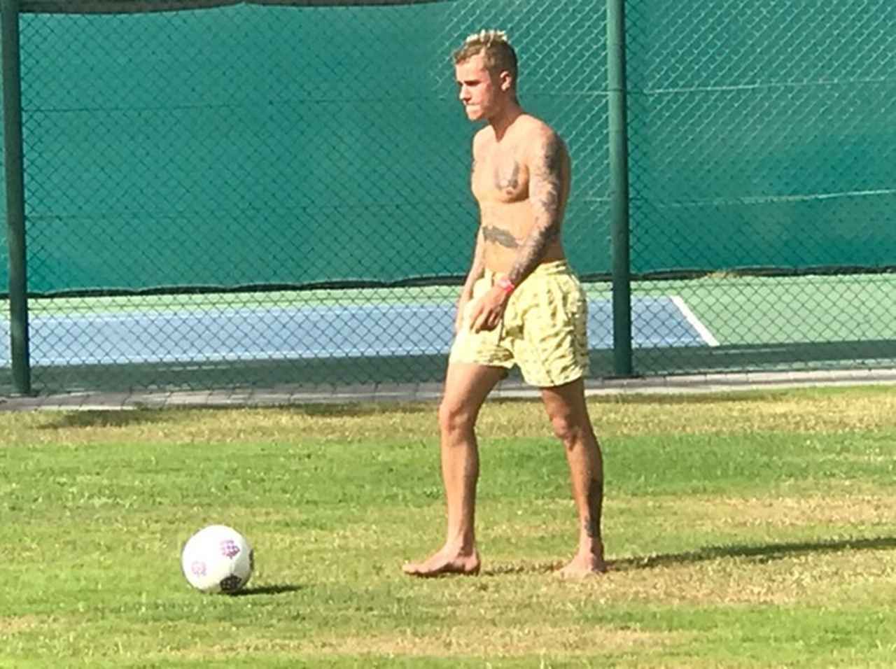 ジャスティン・ビーバー、引き締まったボディで一般人とサッカーを楽しむ