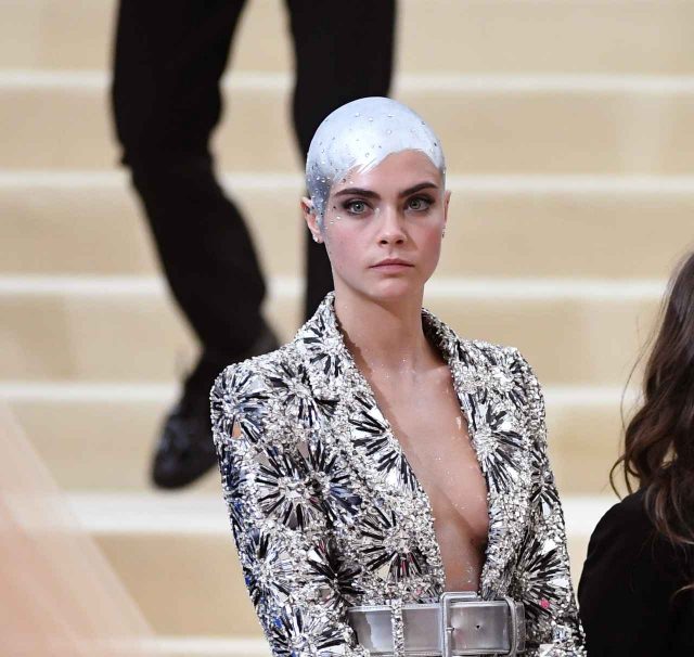 カーラ・デルヴィーニュ、メット・ガラで見せたまさかの「ジュエリー坊主」を披露