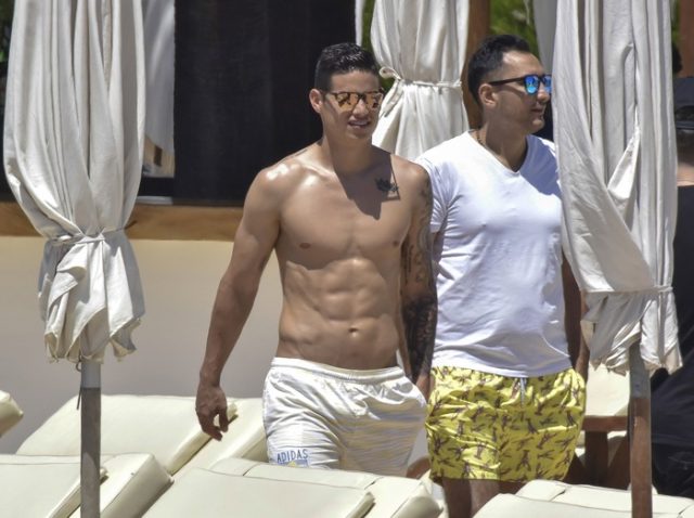 クリロナに続き、移籍騒動のハメス・ロドリゲスもイビザでセクシー腹筋美ボディを披露