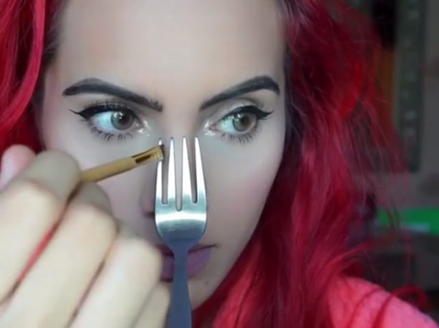 メイクにフォークを使うブロガーが登場！眉毛、アイライナー、ノーズシャドウが完成