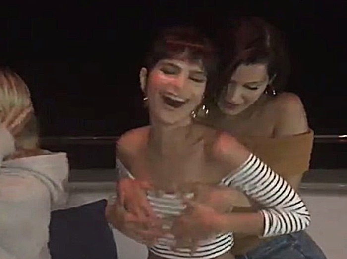 人気モデルに胸を「わし掴み」された、美ボディ女優エミリー・ラタコウスキーは赤面