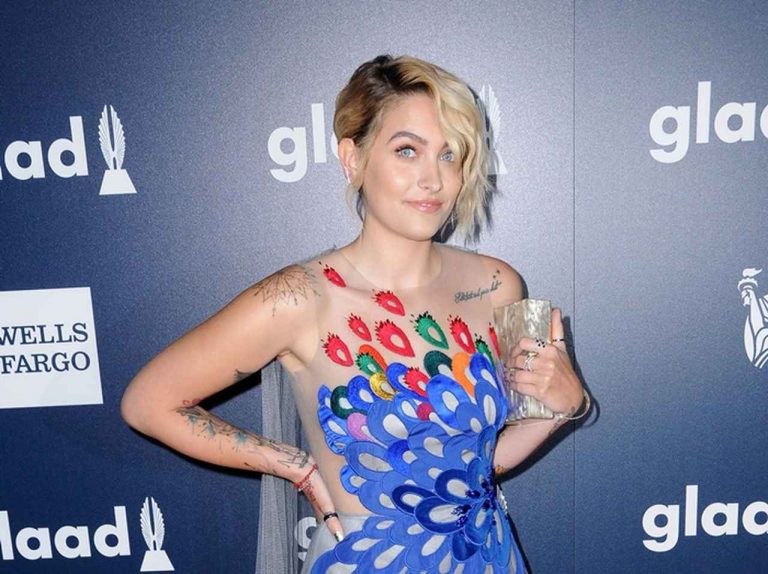 パリス・ジャクソン、ヌード写真をインスタに投稿「ガーデニングする時は全裸」