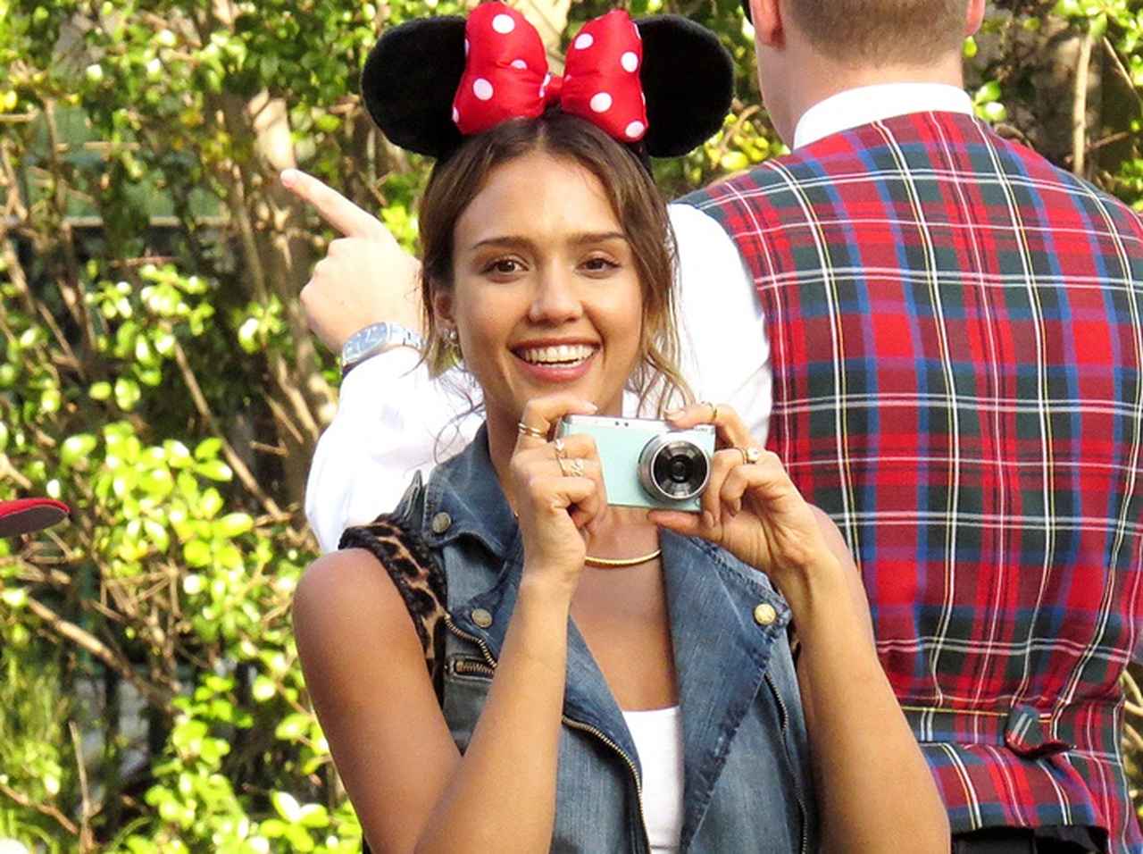 ディズニーランドでセレブの傍に必ずいるチェック柄人物は誰?