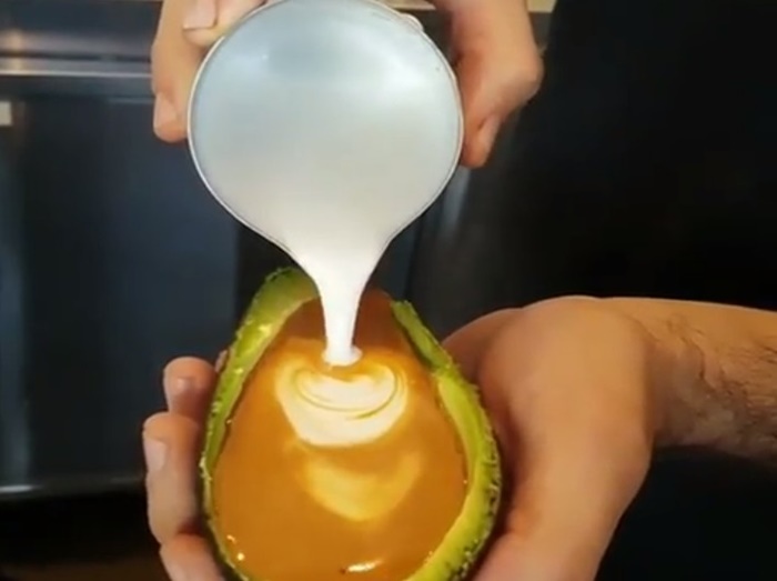 「アボカドの皮でカフェラテを」カフェ大国オーストラリアで珍ドリンク「アボラテ」