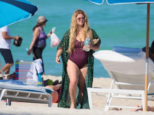 『プリティ・リトル・ライアーズ』サーシャ・ピーターズ、ビーチでわがままボディを披露