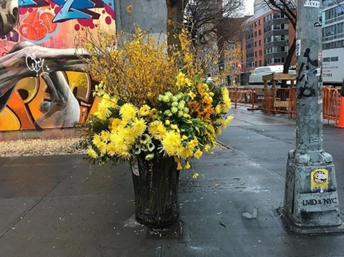 NYのゴミ箱が、色鮮やかな花束に変身!粋なサプライズに市民はハッピー