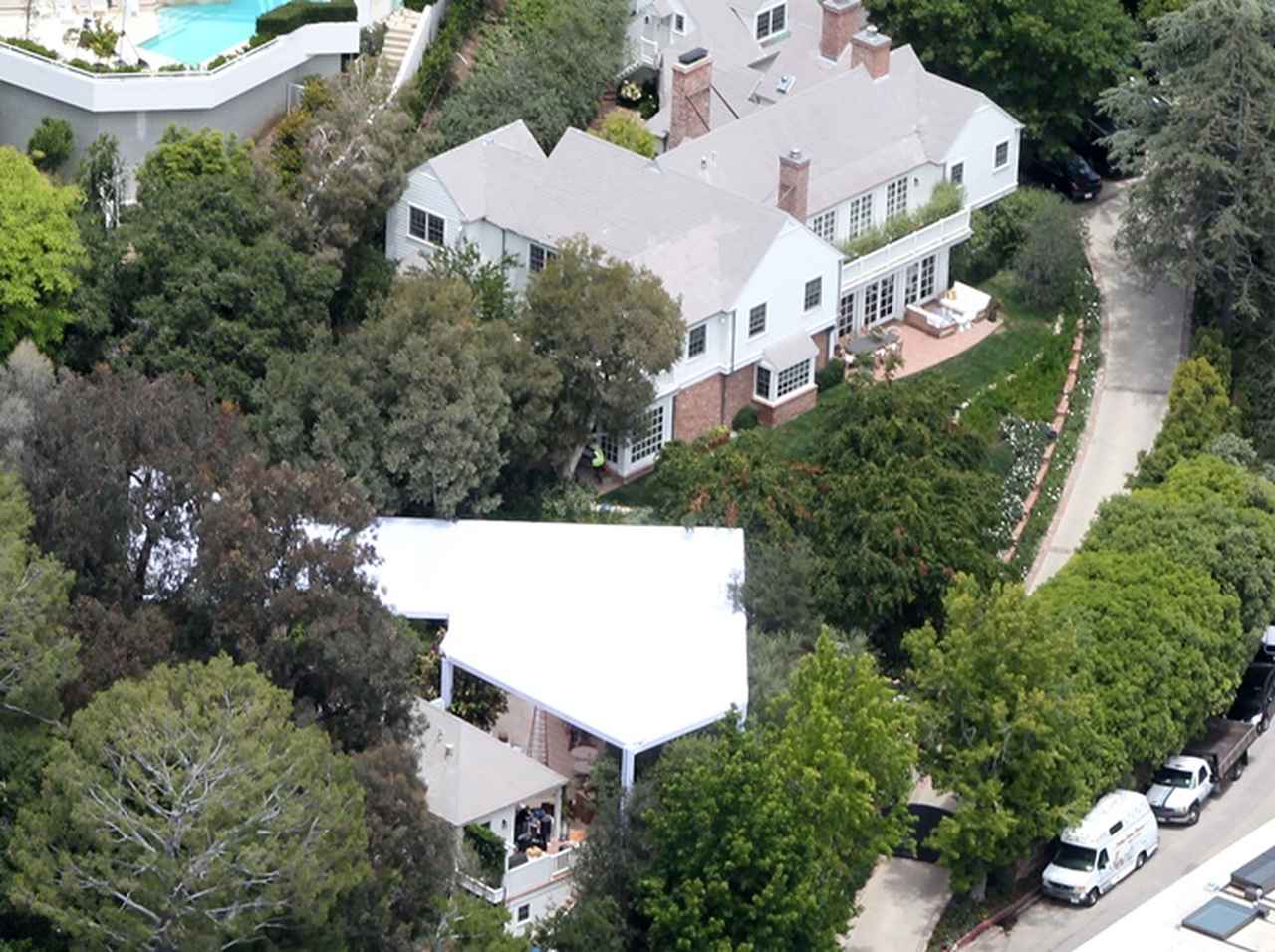 爆発物探知犬まで!ミランダ・カーの挙式は厳重警備