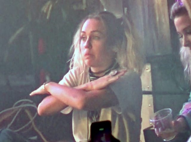 マイリー・サイラスがバンドのライブに登場、友人と独特なダンスで踊りまくる