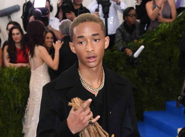 ジェイデン・スミス、メット・ガラに切り落とした自分の髪の毛を持参してざわつかせる