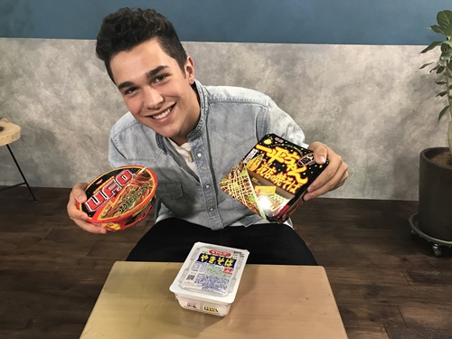 オースティン・マホーンが初体験、好きな日本のカップ焼きそばのブランドはこれ