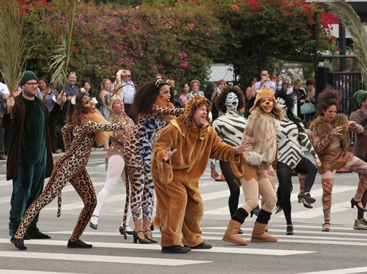 美女と野獣からライオン・キングまで! 突然、路上で始まるミュージカルに爆笑