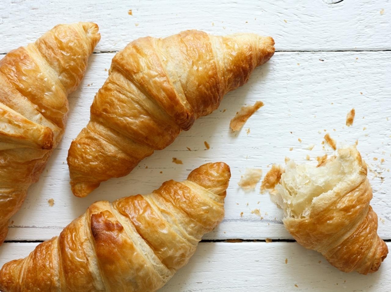 勘違いがあっという間にトレンドに!米学生の間で「クロワッサンコサージュ」が流行