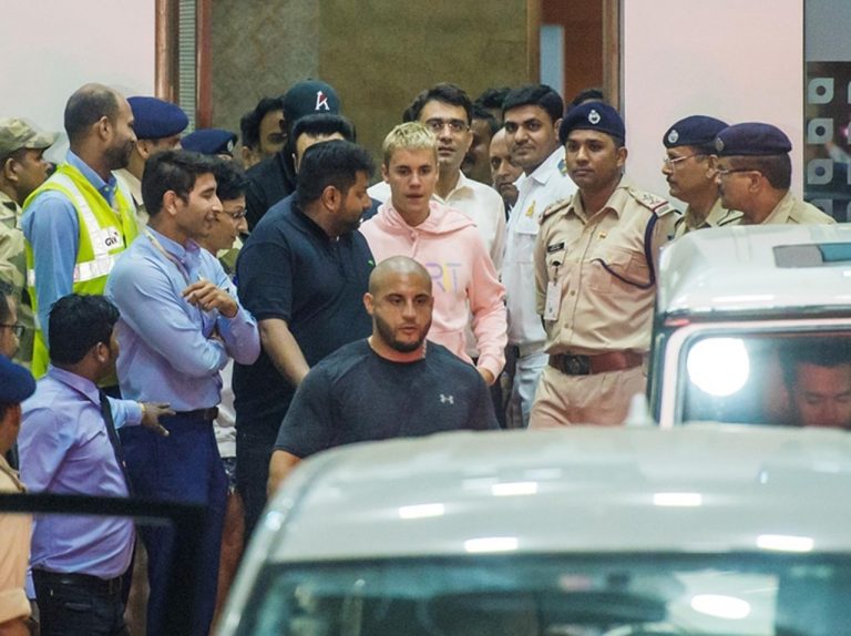ジャスティン・ビーバー、インドで警備に囲まれながら空港から移動