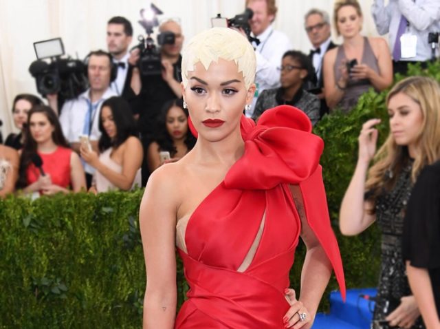 英歌手、メット・ガラで3.1億円のジュエリーを着用