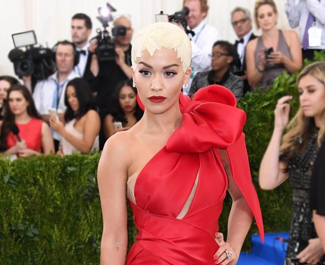 英歌手、メット・ガラで3.1億円のジュエリーを着用