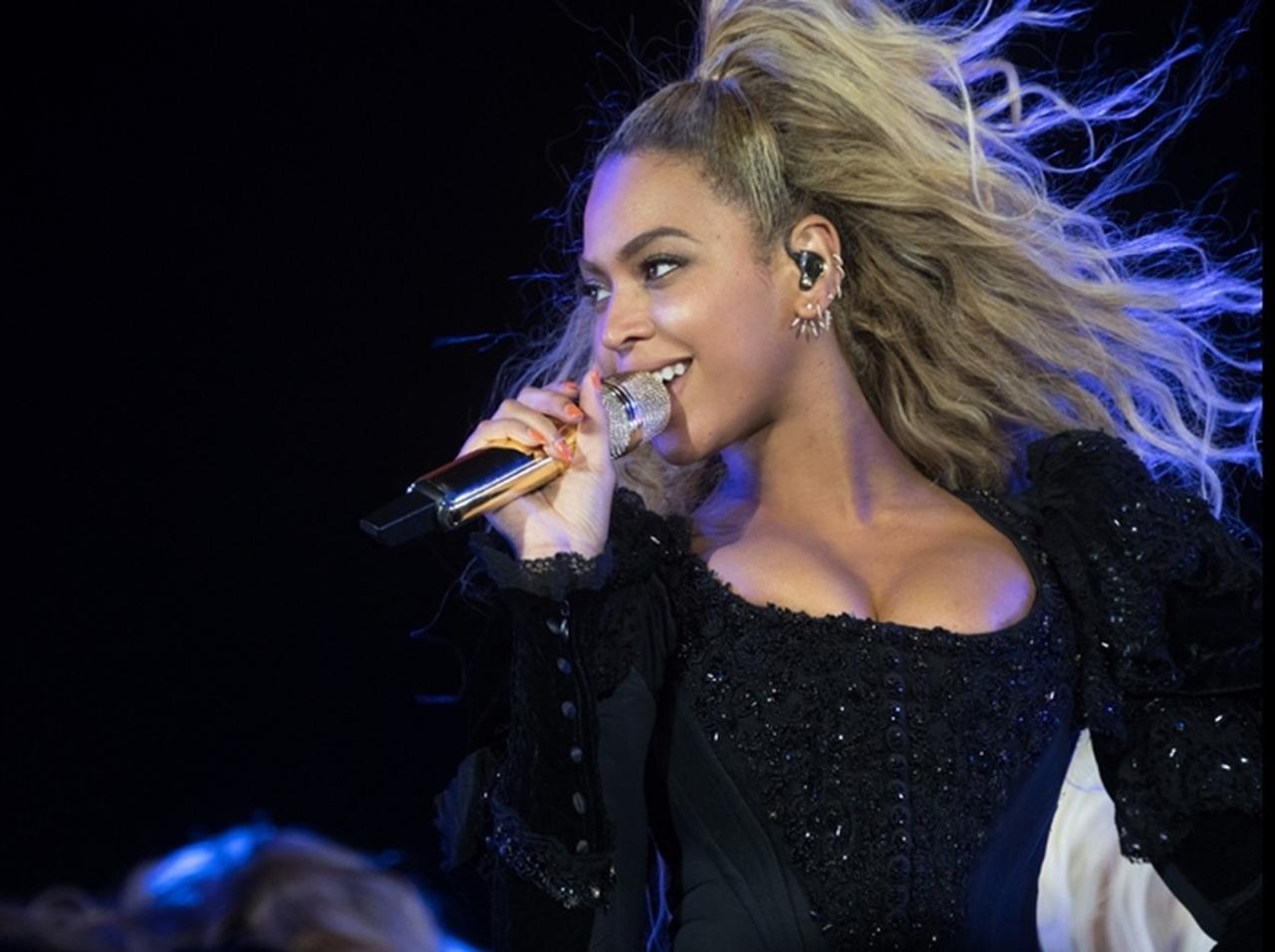 ビヨンセがツアーで使用したマイクについた驚愕の落札額