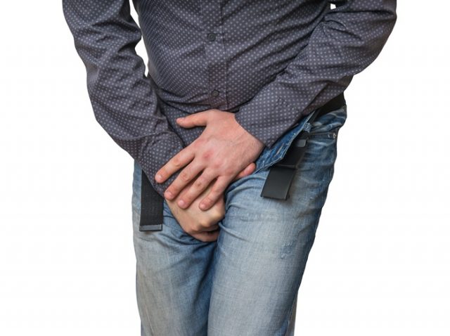 【動画】全英1位の人気歌手、かっこつけたせいでアソコをクリーンヒット