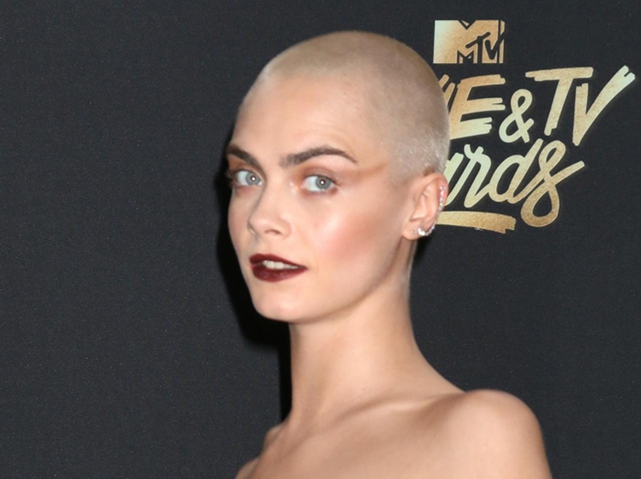 坊主になったカーラ・デルヴィーニュの「アート頭」がおしゃれ