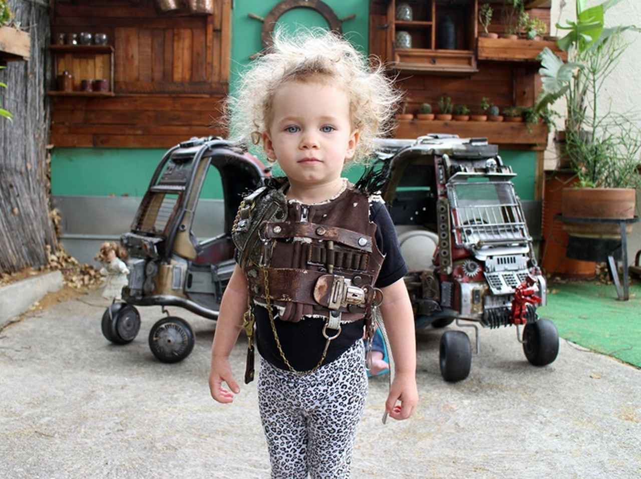 父親が子供用のおもちゃの車を『マッドマックス』仕様に改造、その完成度がすごい