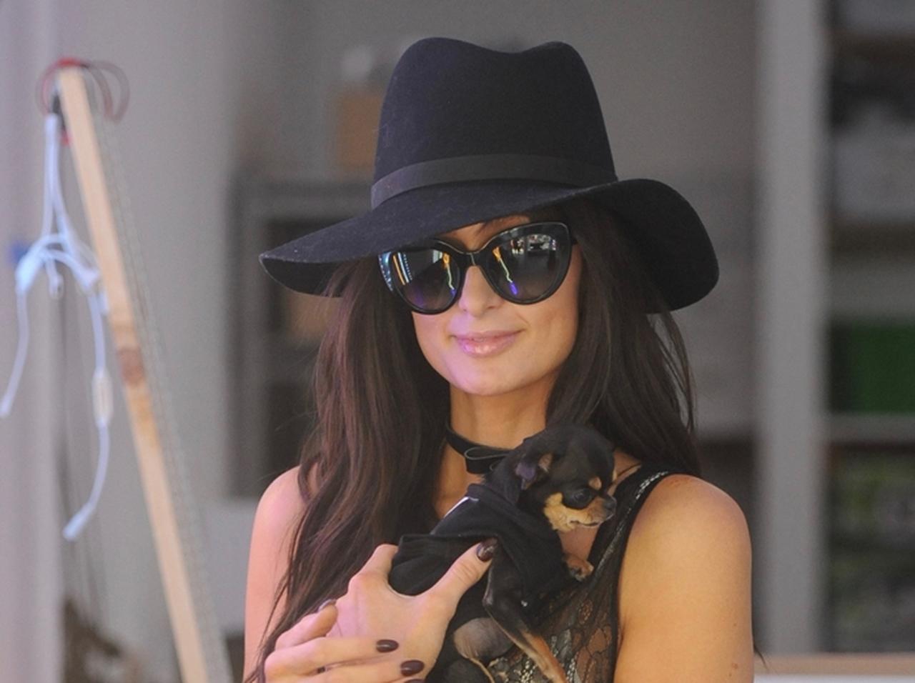 ブロンドヘアが代名詞のパリス・ヒルトンが大胆イメチェンで大変身!