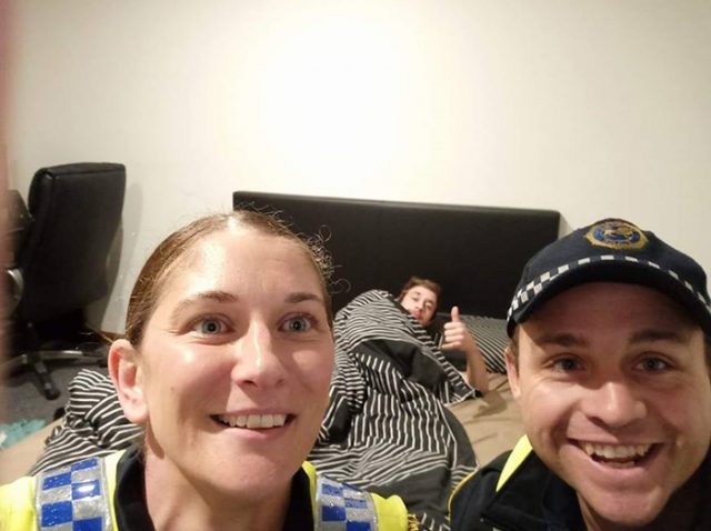 泥酔した男性、「警察官が残した自撮り」でどうやって家に帰ったのかを知る