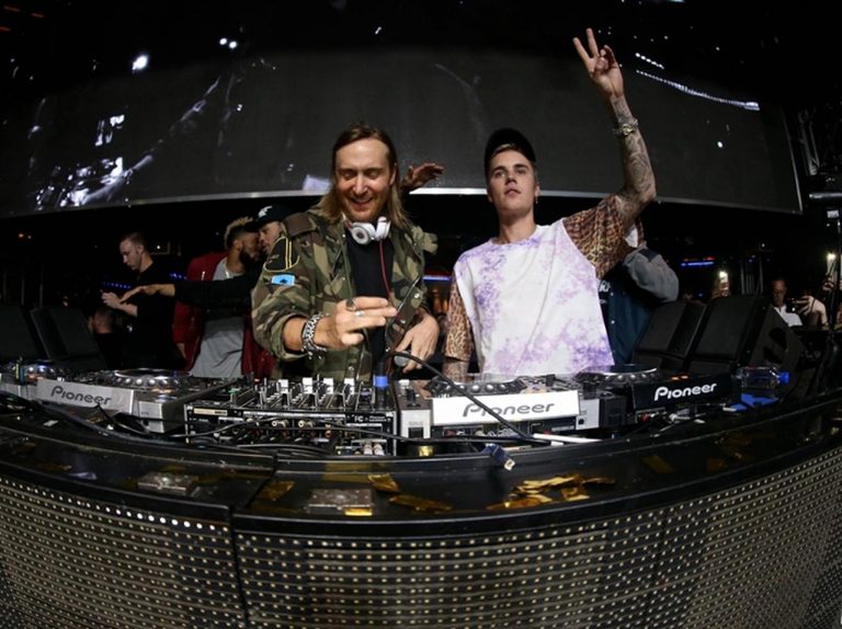 人気DJデヴィッド・ゲッタ、ジャスティン・ビーバーとの「男の友情」写真を公開