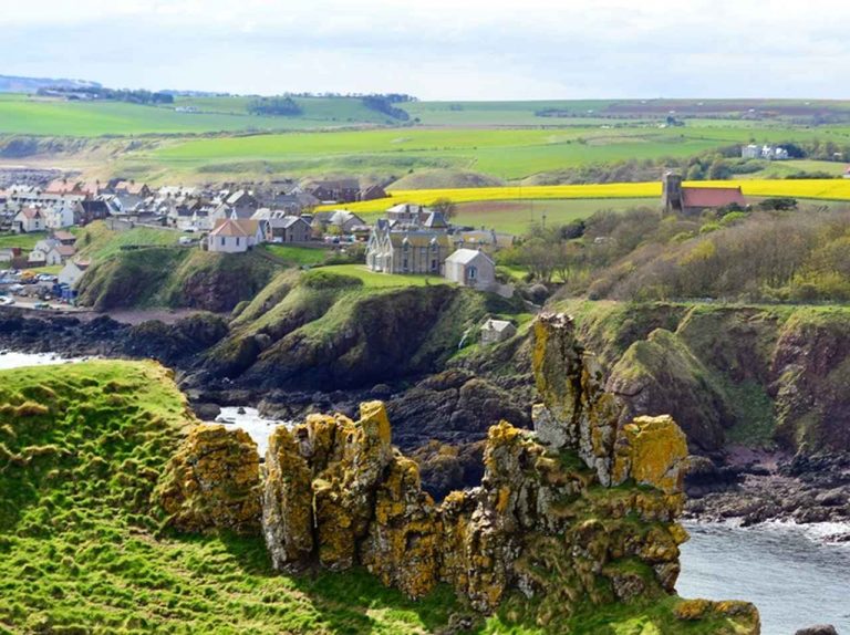 やる?やらない?年給700万円だけどお化けが出る家で住み込みで子守り