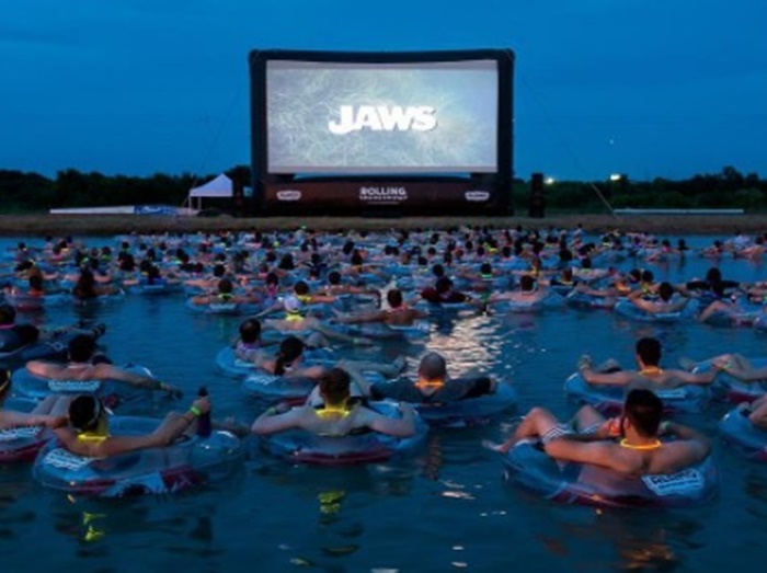 スリル満点?夜空の下で映画『ジョーズ』を浮輪に浮かびながら鑑賞