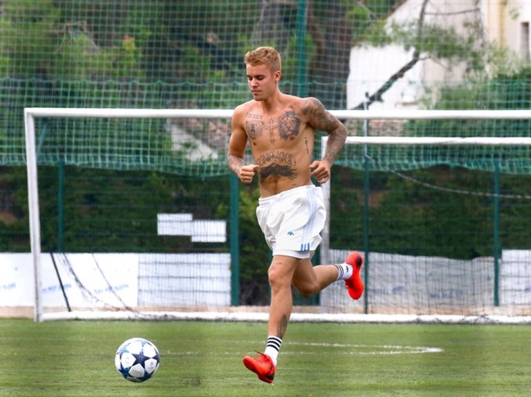 半裸のジャスティン・ビーバーがぼっちでサッカーをする姿を激写!