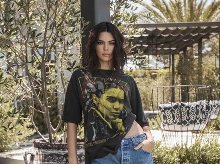 ケンダル＆カイリー、自分たちの顔がプリントされたヴィンテージTシャツで炎上