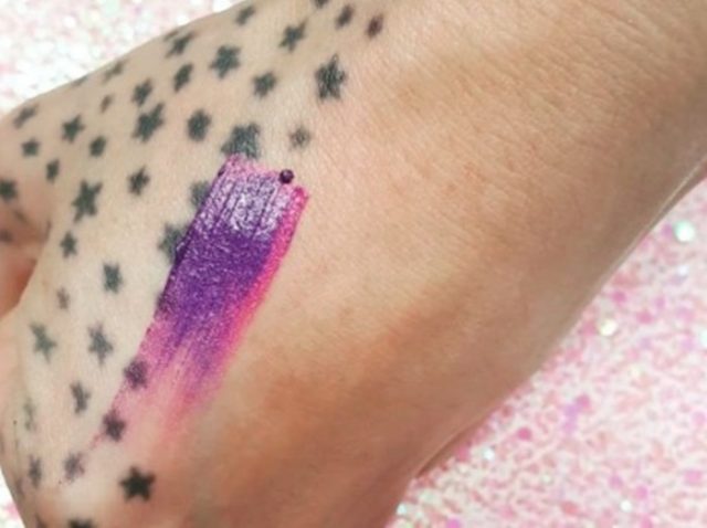 水につけると色が変わる!?　米コスメブランドが驚きのメイクアイテムを開発中