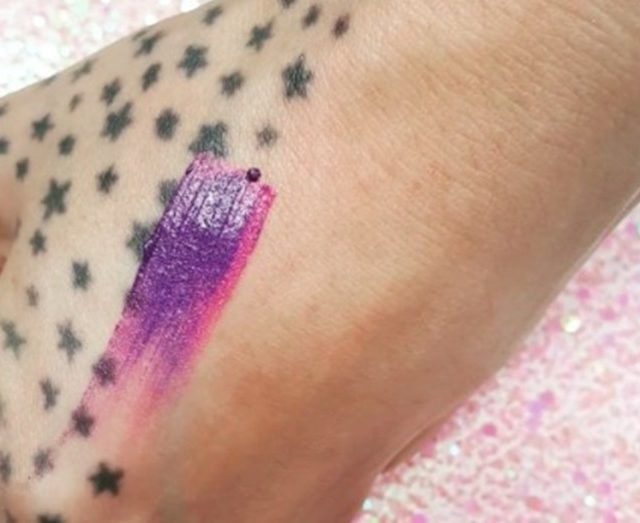 水につけると色が変わる!?　米コスメブランドが驚きのメイクアイテムを開発中