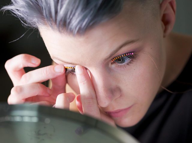 動きに合わせて光る！最先端な「LEDつけまつげ」がすごい