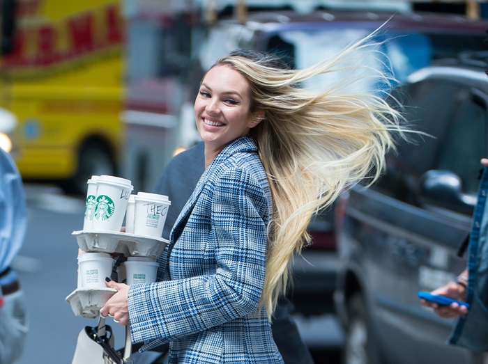 ニューヨークの街中で撮影中のキャンディス・スワネポールが美しすぎる