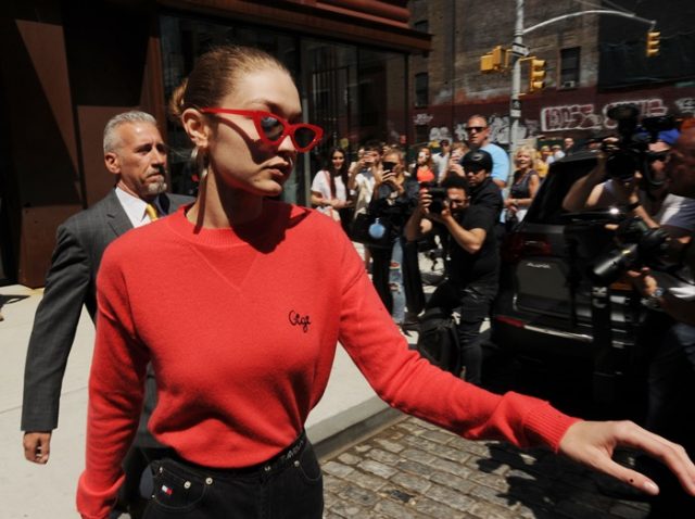 セレブとパパラッチの「プラス」な関係がわかる！ジジ・ハディッドのパパラッチ写真