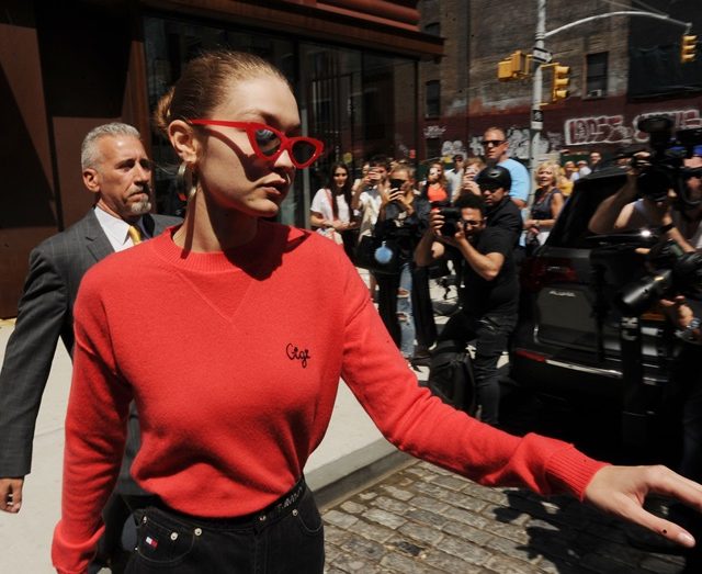 セレブとパパラッチの「プラス」な関係がわかる！ジジ・ハディッドのパパラッチ写真