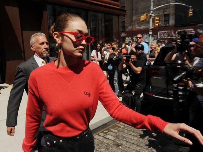 セレブとパパラッチの「プラス」な関係がわかる!ジジ・ハディッドのパパラッチ写真