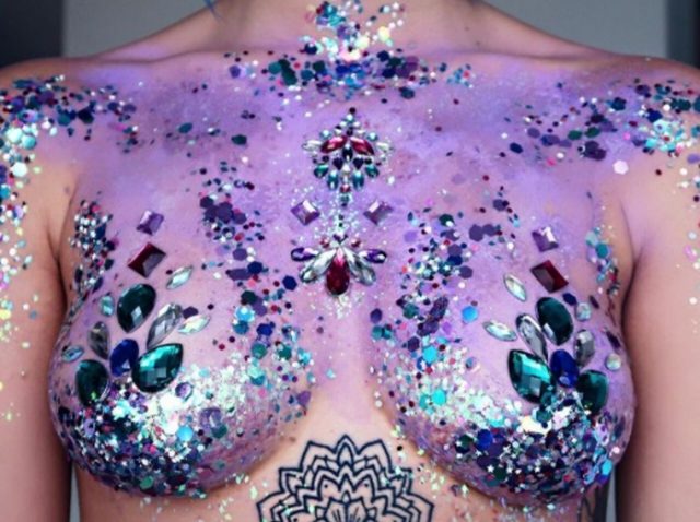 胸元をグリッターで飾る！インパクト大な「ディスコティッツ」に注目