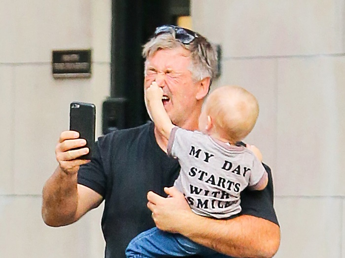 58歳アレック・ボールドウィンが1歳の愛息子にセルフィーを台無しにされる