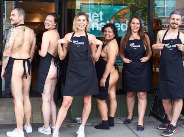 米LUSHの店員たちが「裸にエプロン」で店頭に！全裸になったワケとは？