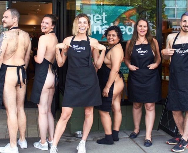 米LUSHの店員たちが「裸にエプロン」で店頭に！全裸になったワケとは？