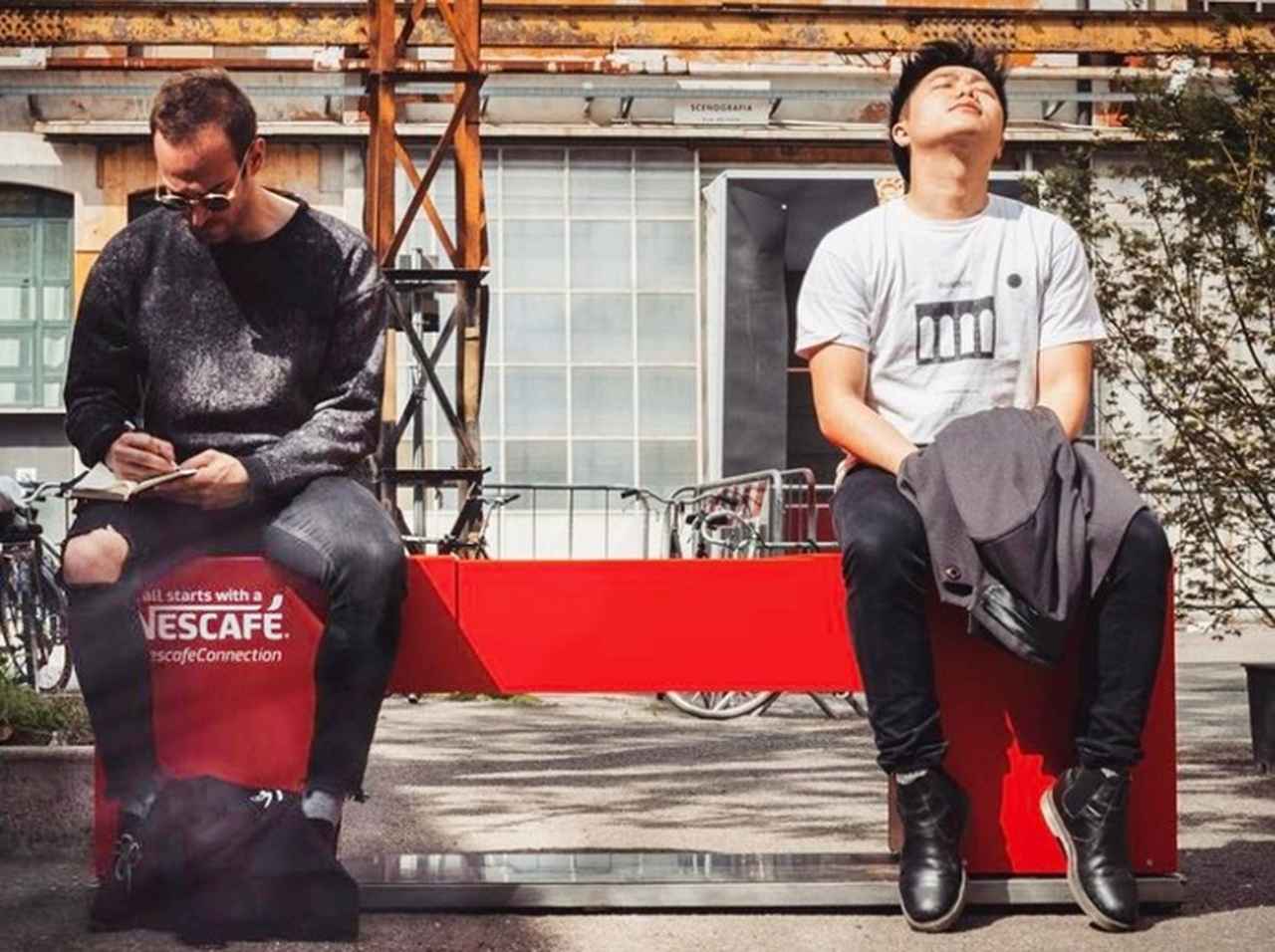 座った人同士を近づけるベンチ、伊ネスカフェが開発