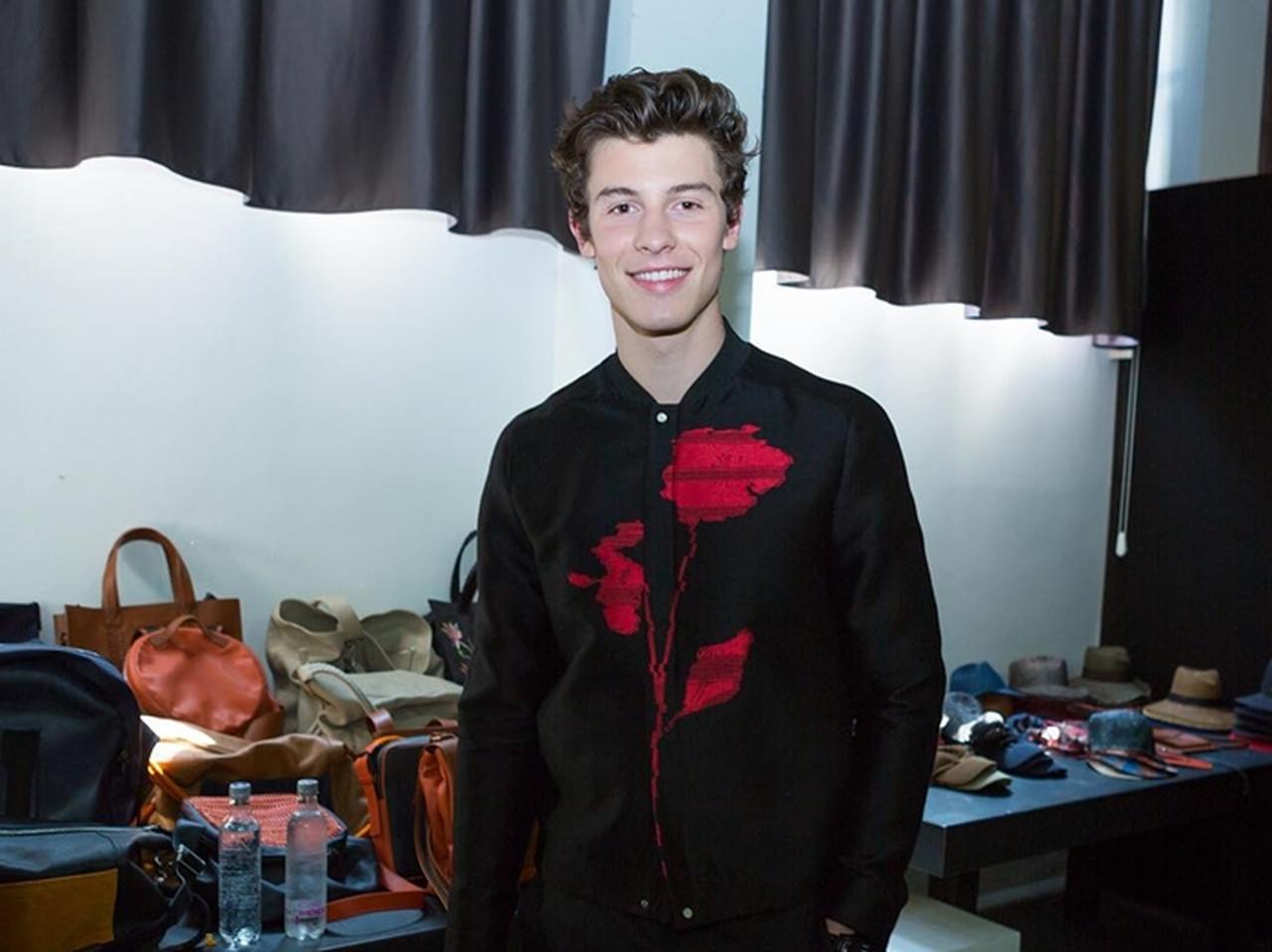 ショーン・メンデスがアルマーニ新作の顔に選ばれ、ダンスを披露