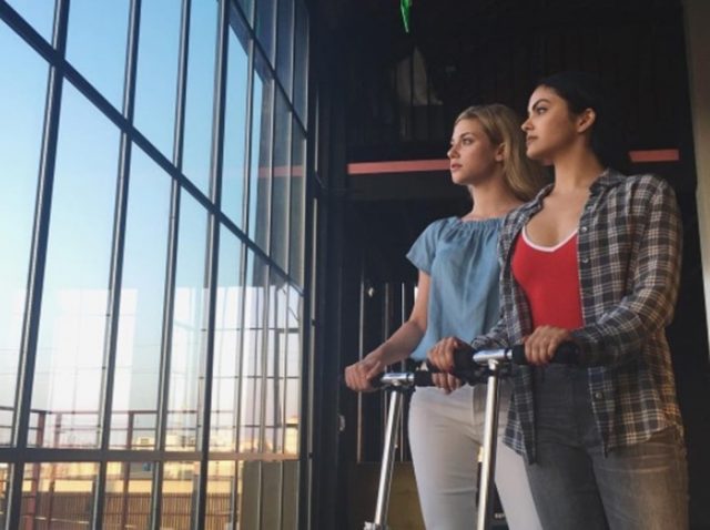 カミラ・メンデスとリリ・ラインハルトがキックボードに乗って忠誠を誓う