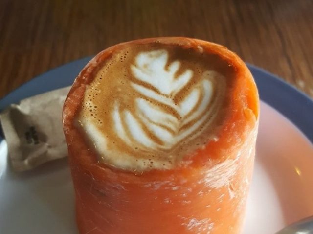 アボカドラテに続き、人参の中身をくり抜いてカップにした「人参ラテ」が登場