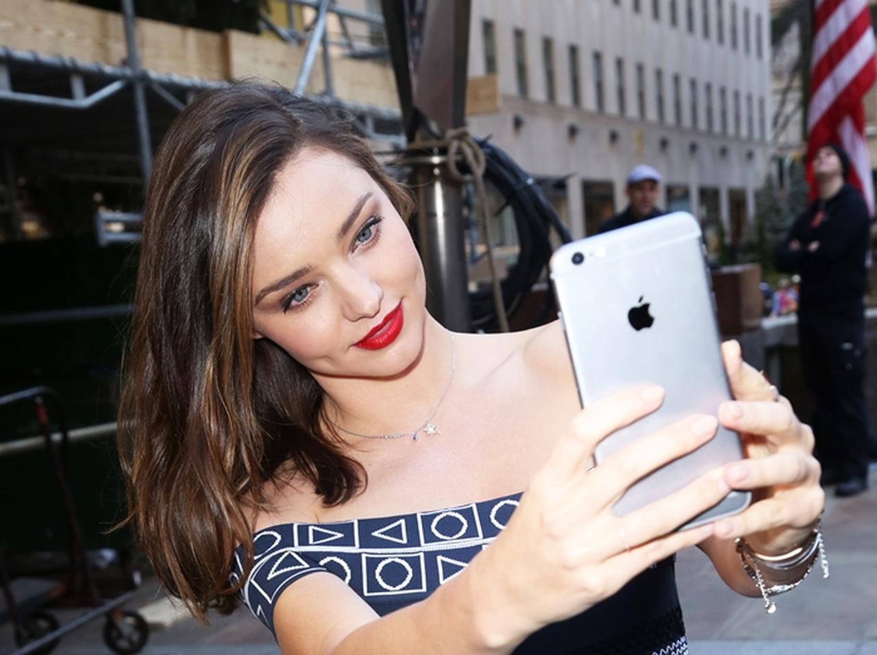 「セルフィーの日」特集!自撮りしているセレブをとらえた写真14枚