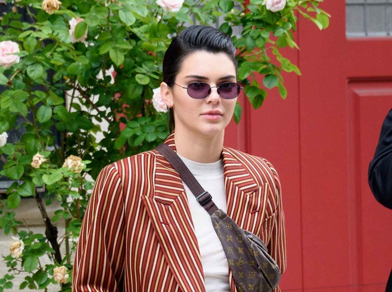 人気モデルのケンダル・ジェンナー、買い物中や移動中に夢中になっていたのはアレ