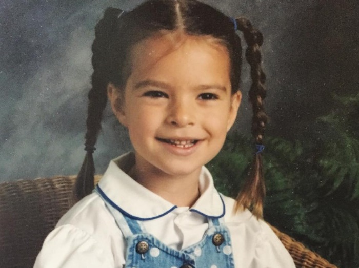 エミリー・ラタコウスキーは黒目がちな清楚少女だった。